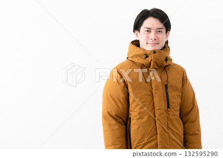 穿羽絨外套的年輕人 132595290