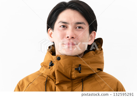 穿羽絨外套的年輕人 132595291