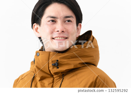 穿羽絨外套的年輕人 穿羽絨外套的年輕人 132595292