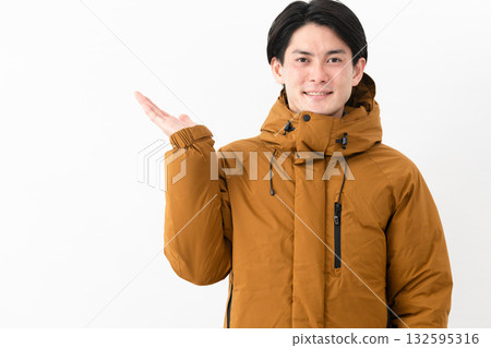 穿羽絨外套的年輕人 132595316