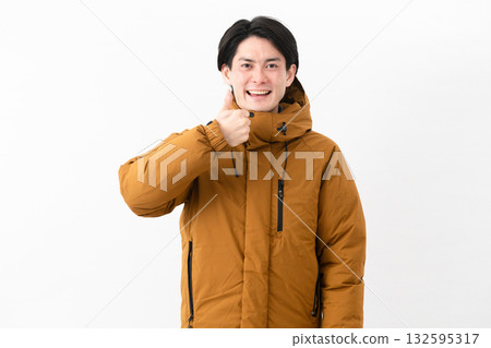 穿羽絨外套的年輕人 132595317