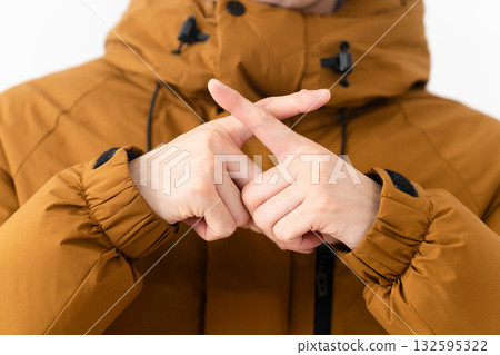 穿羽絨外套的年輕人 132595322