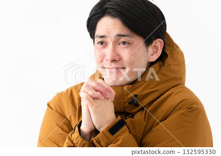 穿羽絨外套的年輕人 132595330
