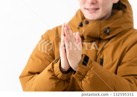 穿羽絨外套的年輕人 132595331