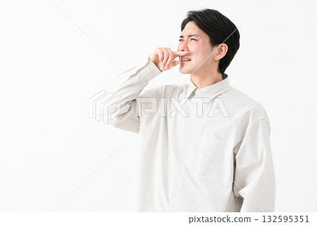 Young man wearing a long-sleeved white shirt 132595351