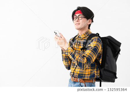 穿著格子衣服的年輕人 穿著格子衣服的年輕人 132595364