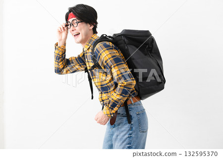 穿著格子衣服的年輕人 穿著格子衣服的年輕人 132595370