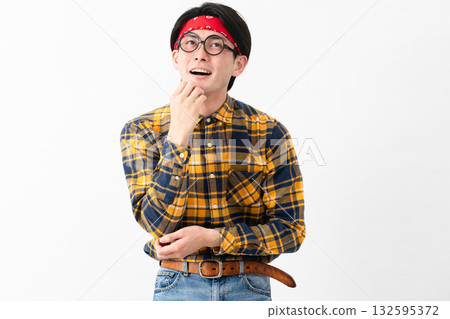 穿著格子衣服的年輕人 132595372