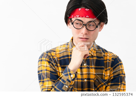 穿著格子衣服的年輕人 132595374