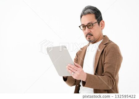 休閒商務，中年男子，平板電腦 132595422