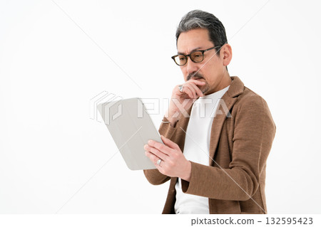 休閒商務，中年男子，平板電腦 132595423