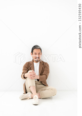 中年男子，全身，坐著 132595430