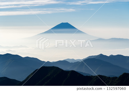 從愛嶽眺望，富士山籠罩在薄霧之中。攀登南阿爾卑斯山白峰三山的愛之岳和野鳥岳。 132597060