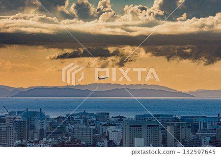 一架客機從那霸機場起飛,夕陽下的那霸城市景觀。 一架客機從那霸機場起飛,夕陽下的那霸城市景觀。 132597645