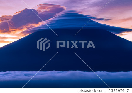 從朝霧高原高處看到的富士山和帽狀雲 132597647