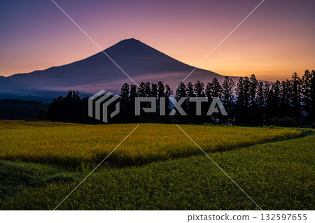 黎明前的鄉村地區和富士山 132597655