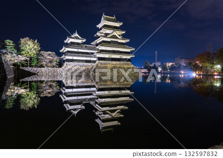 長野縣松本城夜景 132597832