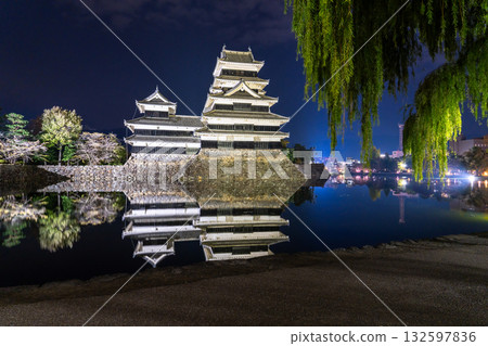 長野縣松本城夜景 132597836