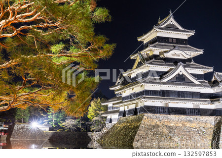 長野縣松本城夜景 132597853