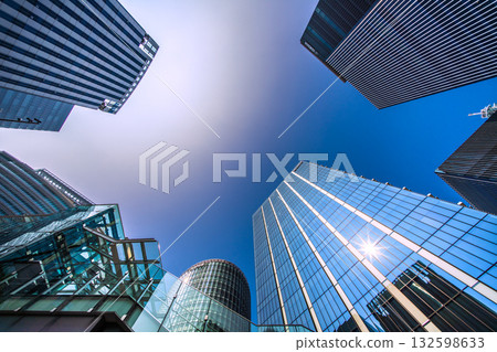 A rare sight in the cityscape of Yokohama, Japan. A mysterious sight of a pale ring surrounding the sun... View of the skyscrapers in front of Shin-Takashima Station 132598633