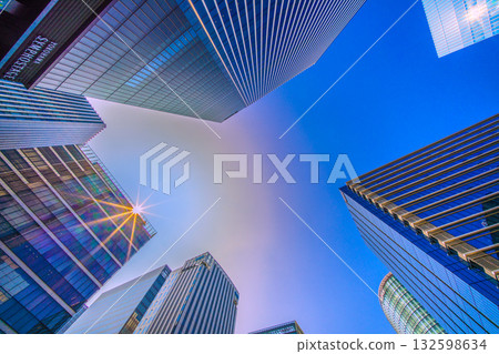 日本橫濱市街景中罕見的景象。太陽周圍環繞著一圈淡淡的神秘光環…新高島站前的摩天大樓景觀 132598634
