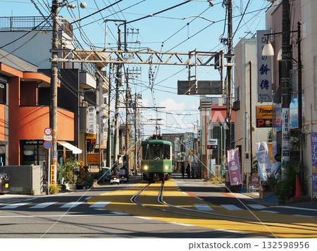 神奈川縣湘南街車穿梭於城市之中，十月 132598956