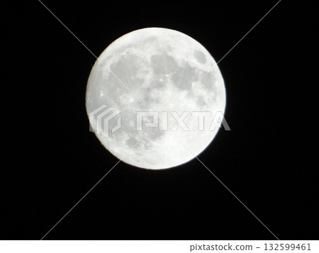 漂浮在夜空的滿月 漂浮在夜空的滿月 132599461