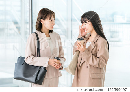 一位女商人向老闆諮詢並報告了她感冒、身體不適和頭痛的情況。 一位女商人向老闆諮詢並報告了她感冒、身體不適和頭痛的情況。 132599497