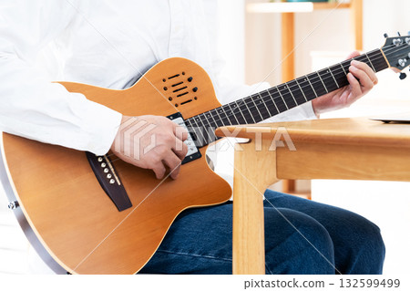 彈吉他的一個人的手 彈吉他的一個人的手 132599499