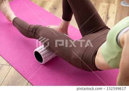 一位女士用泡沫軸按摩腳部 132599617