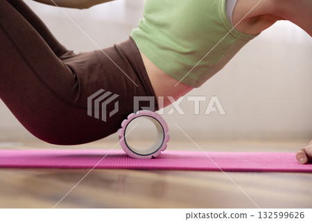 一位女士用泡沫軸按摩下背部 132599626