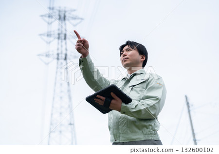 一家輸電建設公司的年輕員工 一家輸電建設公司的年輕員工 132600102
