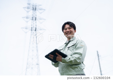 一家輸電建設公司的年輕員工 一家輸電建設公司的年輕員工 132600104