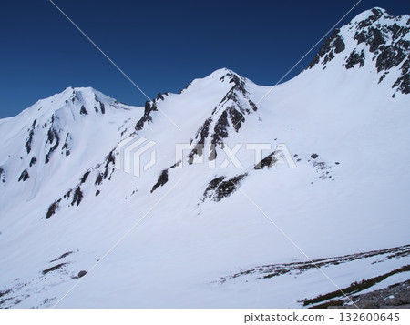 立山黑部阿爾卑斯山脈路線上仍有積雪：從東一之越眺望龍王岳、鬼岳和獅子岳。 132600645