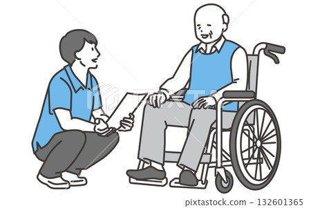 圖：一位坐在輪椅上的老人正在和護理人員交談 132601365