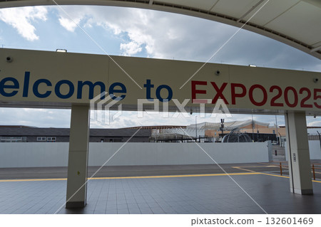 The end of the Osaka-Kansai Expo: Records of the demolition work site. The Expo site seen through the welcome sign at the Yumeshima Station exit. The end of the Osaka-Kansai Expo: Records of the demolition work site. The Expo site seen through the welcome sign at the Yumeshima Station exit. 132601469