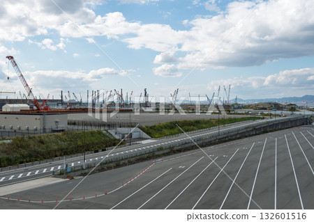 Record of the demolition work site at the end of the Osaka-Kansai Expo: Cranes towering from the parking lot Record of the demolition work site at the end of the Osaka-Kansai Expo: Cranes towering from the parking lot 132601516