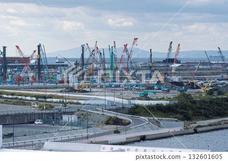 The end of the Osaka-Kansai Expo: Record of demolition work site - Close-up of cranes rampant The end of the Osaka-Kansai Expo: Record of demolition work site - Close-up of cranes rampant 132601605
