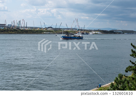 Record of the demolition work site at the end of the Osaka-Kansai Expo. A ship sailing in front. 132601610