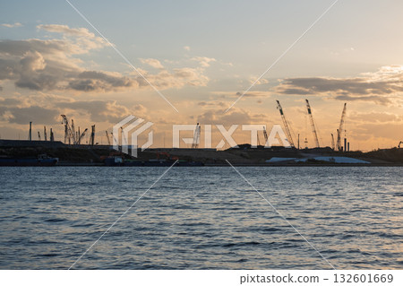 大阪關西世博會結束：拆除現場紀錄：夕陽西下，起重機林立 132601669