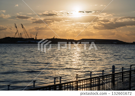 大阪關西世博會閉幕式拆除現場的記錄:夕陽下,起重機和挖土機閃閃發光 大阪關西世博會閉幕式拆除現場的記錄:夕陽下,起重機和挖土機閃閃發光 132601672