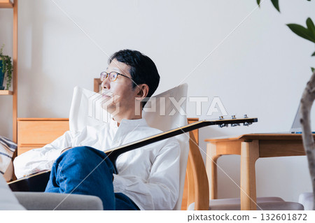 中年男子在客廳彈吉他 132601872