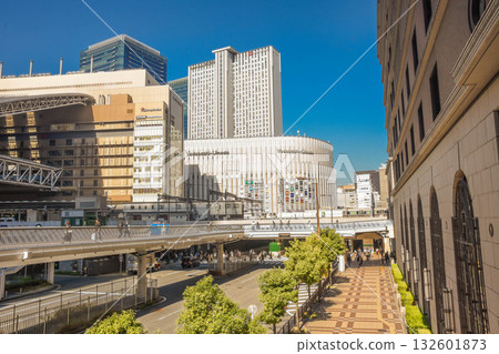 大阪梅田 - 阪急電車週邊的街景 大阪梅田 - 阪急電車週邊的街景 132601873