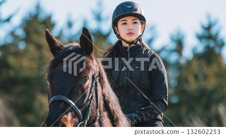 一位女士在騎馬俱樂部上課的肖像 132602253