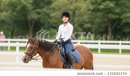 一位日本女子在騎馬俱樂部騎馬 132602254