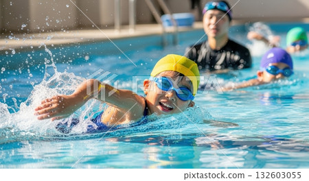一個男孩在游泳學校練習自由式 132603055