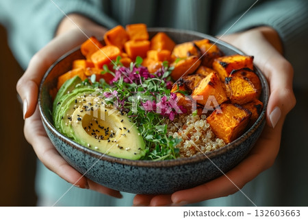 素食佛碗配烤地瓜、藜麥和酪梨 素食佛碗配烤地瓜、藜麥和酪梨 132603663