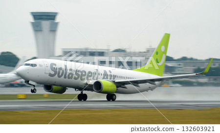 下雨天，客機起飛 132603921