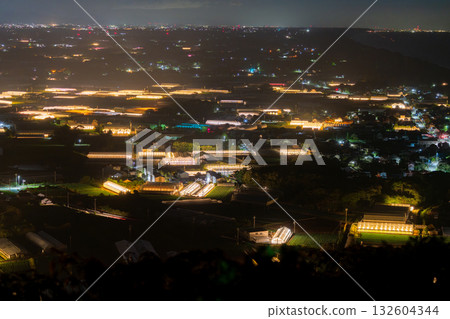 愛知縣:夜晚燈光照耀下的菊花和閃閃發光的溫室 愛知縣:夜晚燈光照耀下的菊花和閃閃發光的溫室 132604344