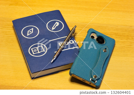 書、智慧型手機（螢幕朝下）、筆 132604401